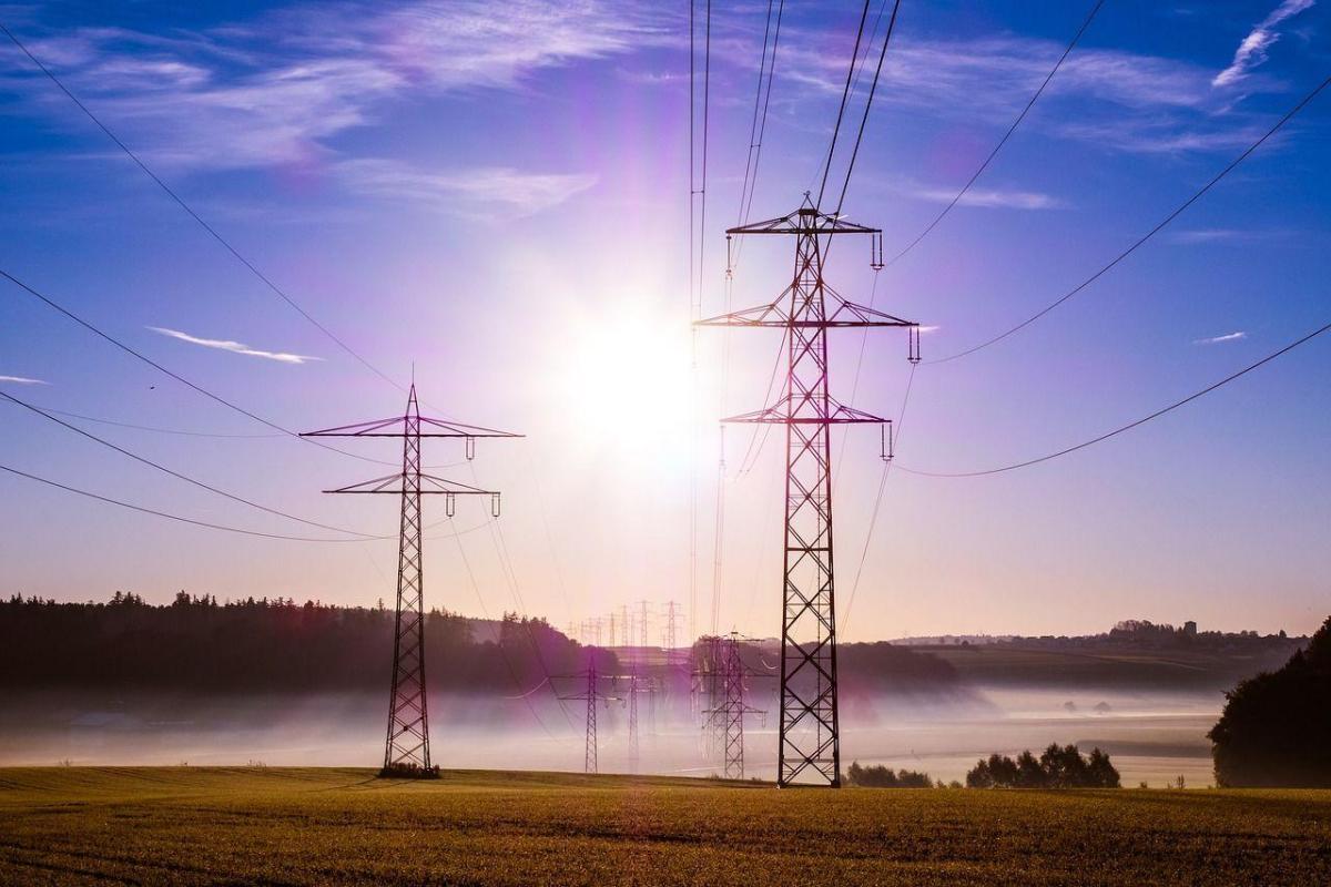 Wat zijn de kenmerken van een rechte hoogspanningstoren?
