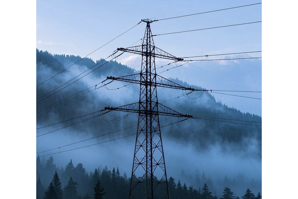 Wat zijn de kenmerken van metalen elektrische stroomtoren?