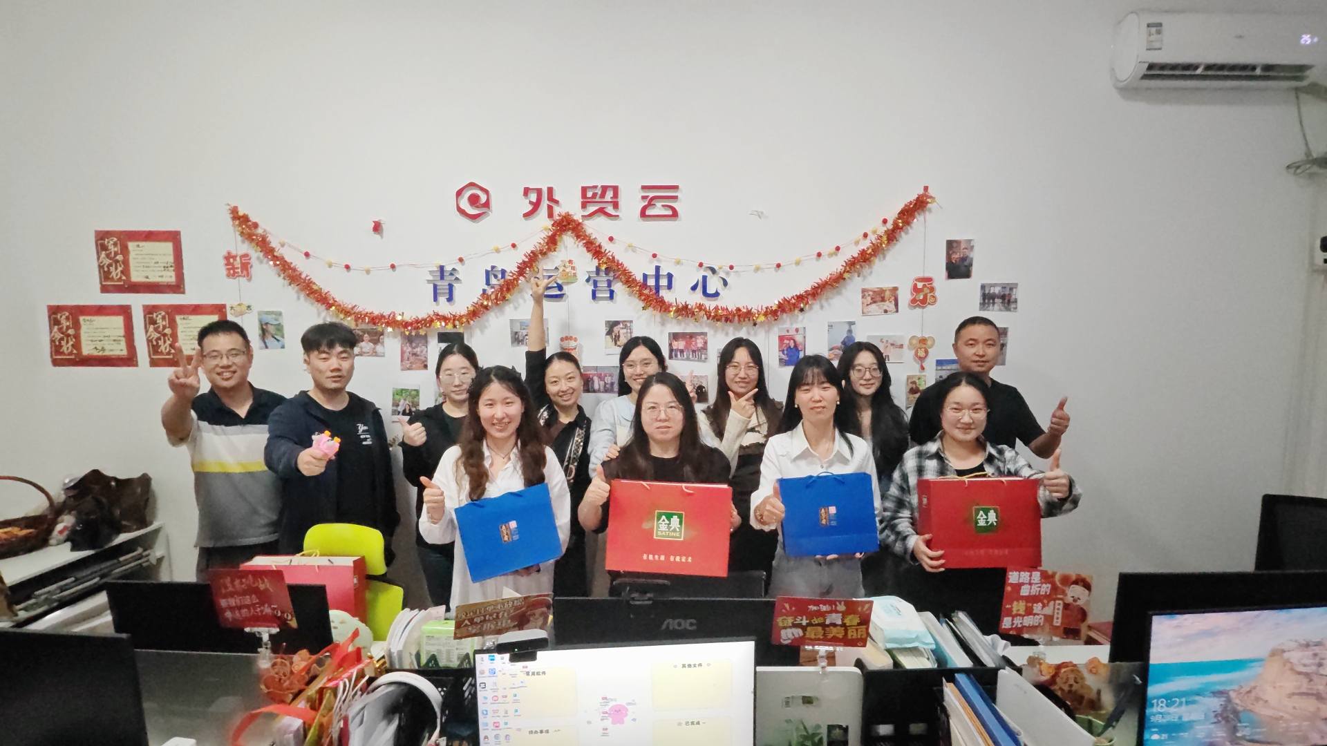 Maotong viert de nationale feestdag en het midherfstfestival