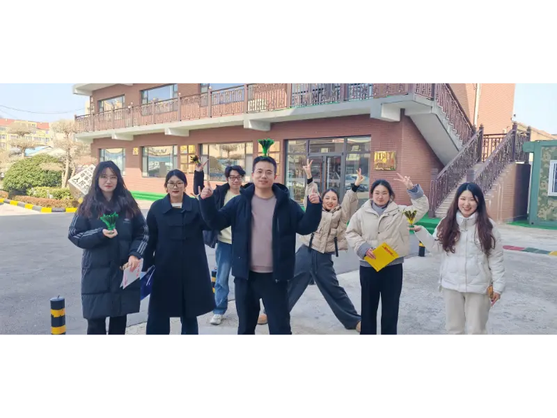 Maotong buitenshuttle die na de lunch trapt