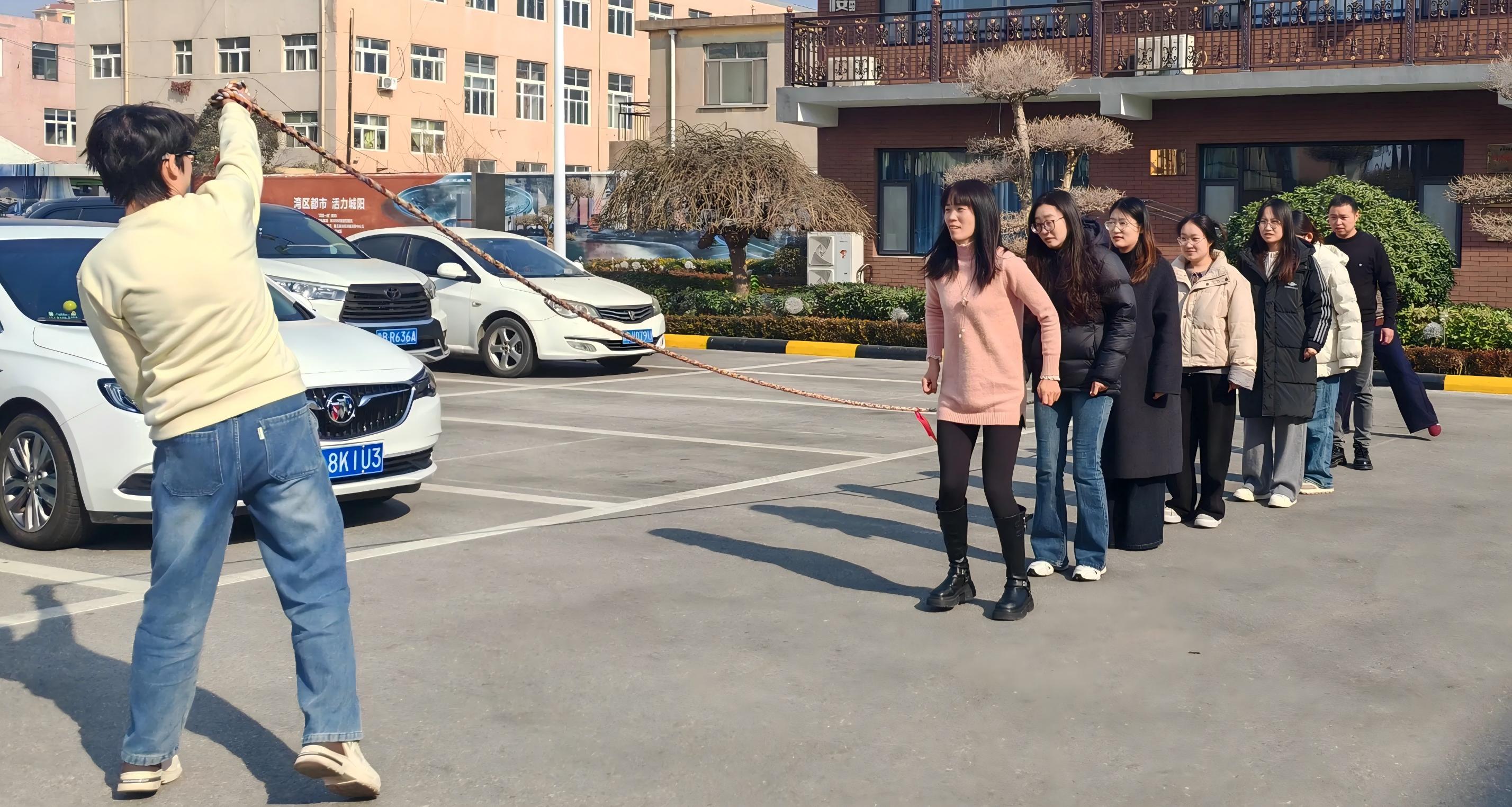 Maotong houdt leuk touwtrekken en touwtjespringen vast